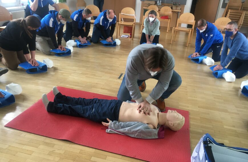 SVG-Trainer:innen frischen Erste-Hilfe-Kurs auf